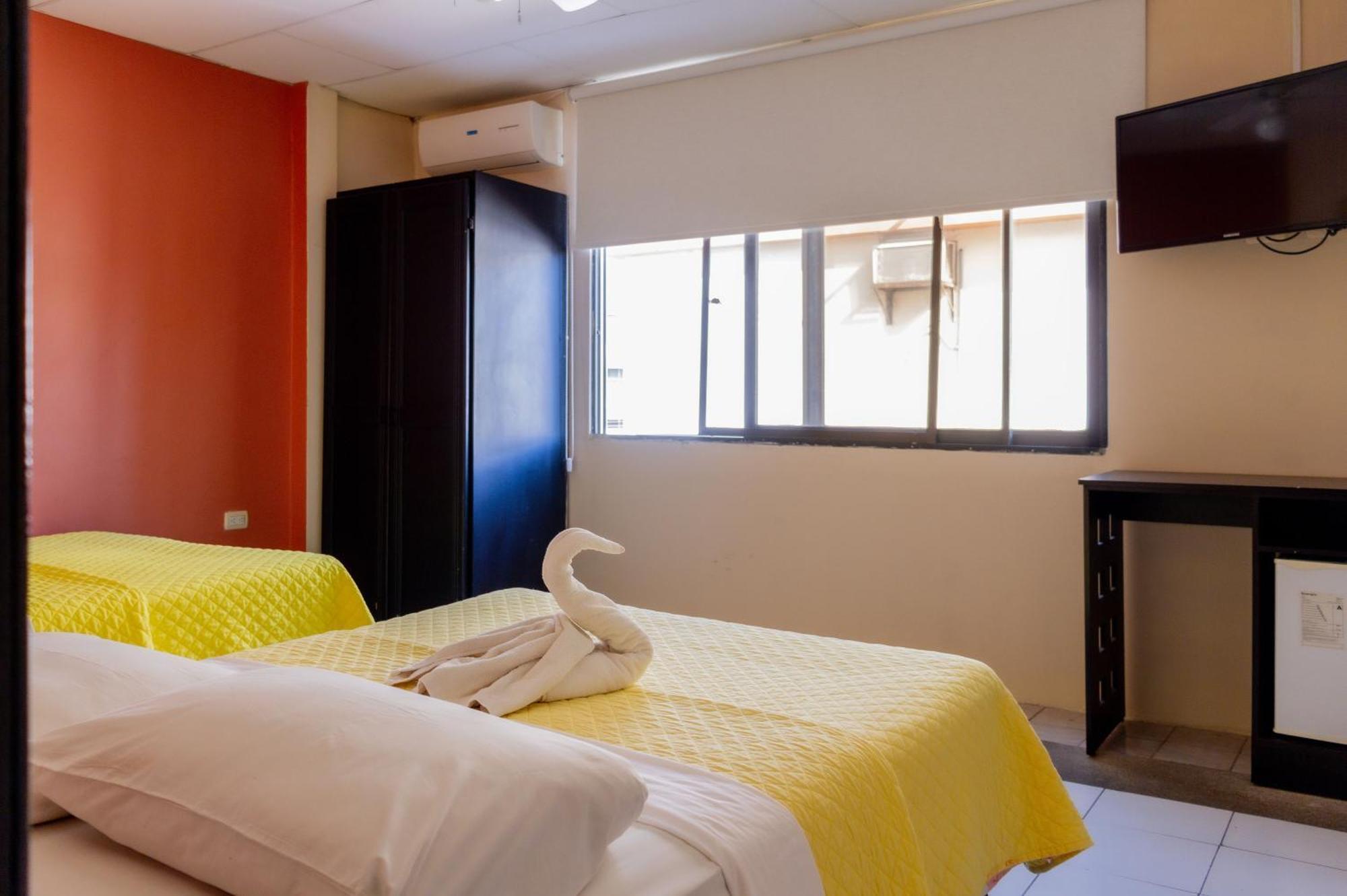 Hostal Antares Манта Экстерьер фото